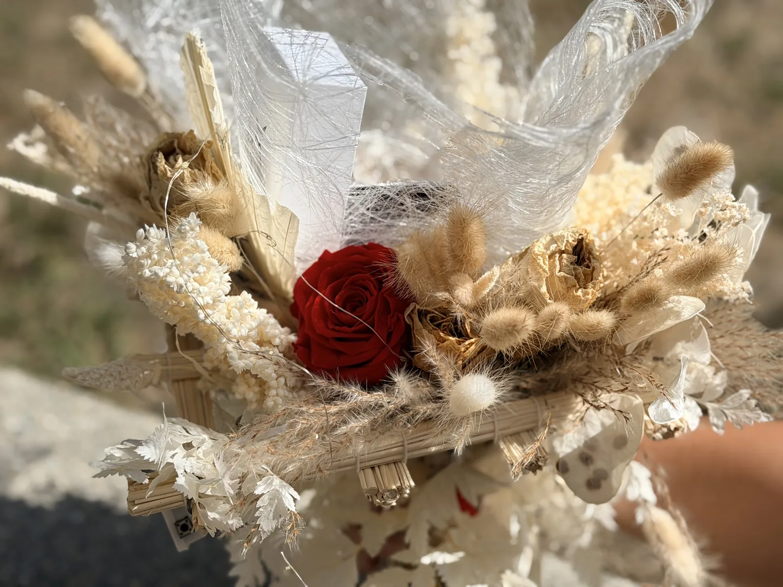 Le bouquet — Fleurs séchées, une rose rouge, des guirlandes