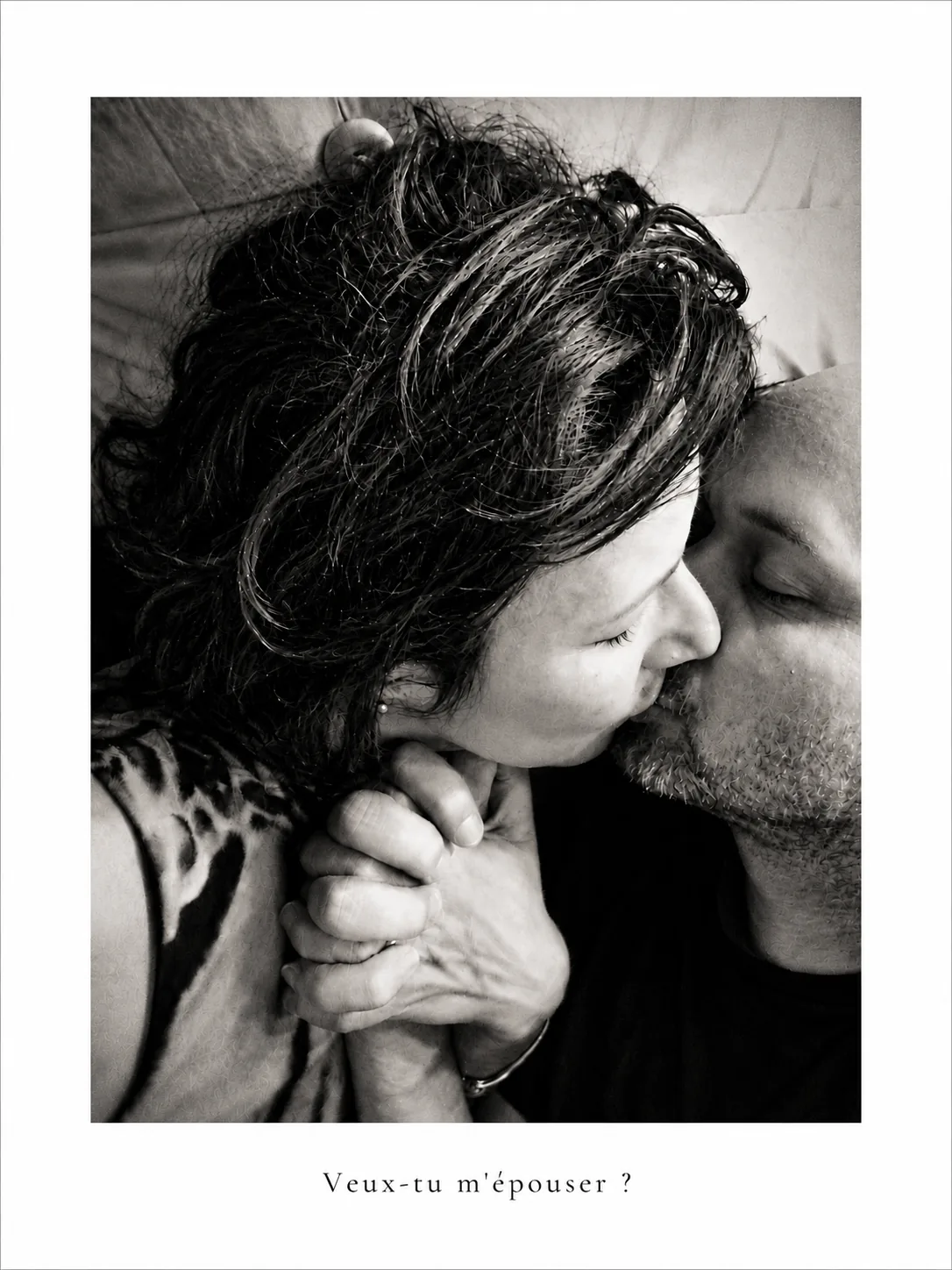Photographie en noir et blanc de la demande en mariage, légendée « Veux-tu m’épouser ? »